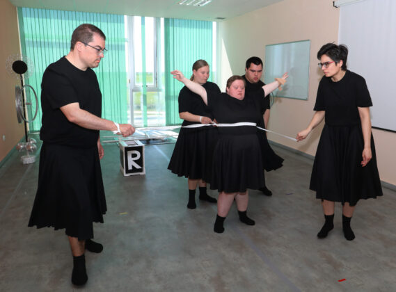 La compa&ntilde;&iacute;a 'Includanza' de la Fundaci&oacute;n San Cebri&aacute;n, liderada por Natal&iacute; Camolez, ensaya su nuevo espect&aacute;culo 'Iris'. Br&aacute;gimo (ICAL)