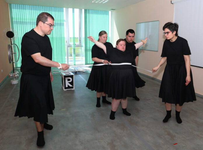 La compañía 'Includanza' de la Fundación San Cebrián, liderada por Natalí Camolez, ensaya su nuevo espectáculo 'Iris'. Brágimo (ICAL)