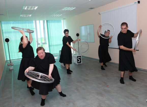 La compa&ntilde;&iacute;a 'Includanza' de la Fundaci&oacute;n San Cebri&aacute;n, liderada por Natal&iacute; Camolez, ensaya su nuevo espect&aacute;culo 'Iris'. Br&aacute;gimo (ICAL)