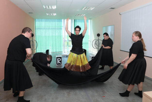 La compa&ntilde;&iacute;a 'Includanza' de la Fundaci&oacute;n San Cebri&aacute;n, liderada por Natal&iacute; Camolez, ensaya su nuevo espect&aacute;culo 'Iris'. Br&aacute;gimo (ICAL)