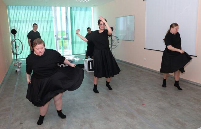 La compa&ntilde;&iacute;a 'Includanza' de la Fundaci&oacute;n San Cebri&aacute;n, liderada por Natal&iacute; Camolez, ensaya su nuevo espect&aacute;culo 'Iris'. Br&aacute;gimo (ICAL)