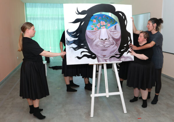 La compa&ntilde;&iacute;a 'Includanza' de la Fundaci&oacute;n San Cebri&aacute;n, liderada por Natal&iacute; Camolez, ensaya su nuevo espect&aacute;culo 'Iris'. Br&aacute;gimo (ICAL)