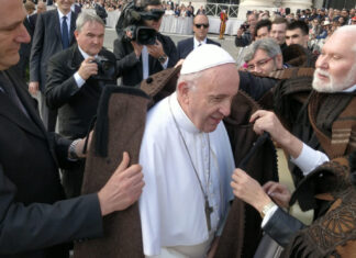 La Junta se suma a los tres días de luto nacional decretados por el fallecimiento del Papa Francisco El Papa Francisco