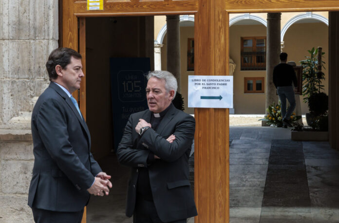 El presidente de la Junta acude al Palacio Arzobispal de Valladolid para mostrar sus condolencias tras la pérdida del Papa Francisco El presidente de la Junta acude al Palacio Arzobispal de Valladolid para mostrar sus condolencias tras la pérdida del Papa Francisco