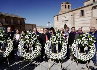 La ofrenda floral a los comuneros rinde homenaje a un Papa que abrió una puerta de “esperanza” Celebración de la fiesta de Castilla y León en Villalar de los Comuneros