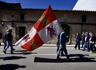 Alrededor de 11.000 personas acuden a Villalar de los Comuneros hasta mediodía, aunque siguen entrando vehículos Celebración de la fiesta de Castilla y León en Villalar de los Comuneros