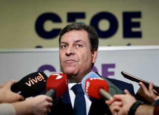 La Junta exige explicaciones al Gobierno ante el “apagón informativo” sobre el corte eléctrico y más inversiones en la red CEOE Castilla y León mantiene un encuentro con el consejero de Economía y Hacienda