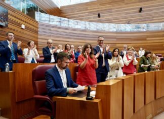 La nueva dirección del Grupo Socialista ocupa sus nuevos puestos y despide con aplausos a Tudanca