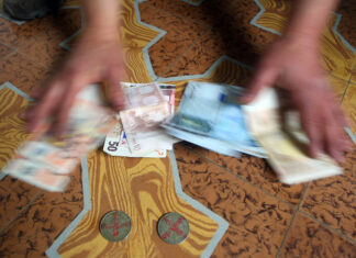 Juego de chapas y navajas de hasta 40 cm en un bar