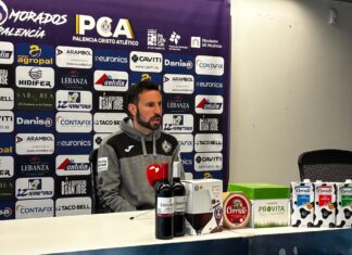 Álex Izquierdo tras la rueda de prensa tras el partido ante Mirandés B