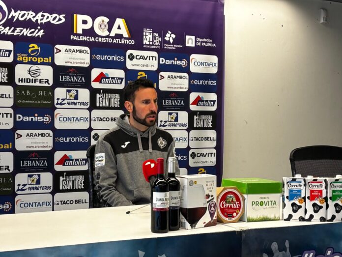 Álex Izquierdo tras la rueda de prensa tras el partido ante Mirandés B