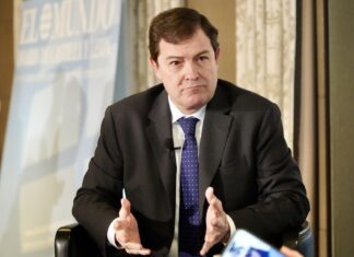 El presidente de la Junta y del PP de Castilla y León, Alfonso Fernández Mañueco, participa en las ''''Conversaciones Políticas'''' del Club de Prensa El Mundo-Diario de Castilla y León. Fotografía: Leticia Pérez (ICAL)