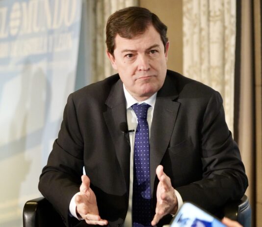 El presidente de la Junta y del PP de Castilla y León, Alfonso Fernández Mañueco, participa en las ''''Conversaciones Políticas'''' del Club de Prensa El Mundo-Diario de Castilla y León. Fotografía: Leticia Pérez (ICAL)