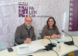 La ciudad de Palencia terminó 2024 con cuentas en positivo por primera vez desde la llegada del PSOE Carlos-Hernandez-y-Miriam-Andrés-durante-la-presentación-de-la-liquidación-presupuestaria-2024