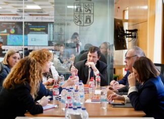 Fernández Mañueco destaca el “esfuerzo conjunto” para recuperar “la práctica normalidad” en la Comunidad Fernández Mañueco participa en el Comité de Crisis establecido en el 112, junto a la vicepresidenta y el consejero de Sanidad