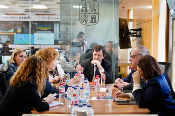 Fernández Mañueco participa en el Comité de Crisis establecido en el 112, junto a la vicepresidenta y el consejero de Sanidad