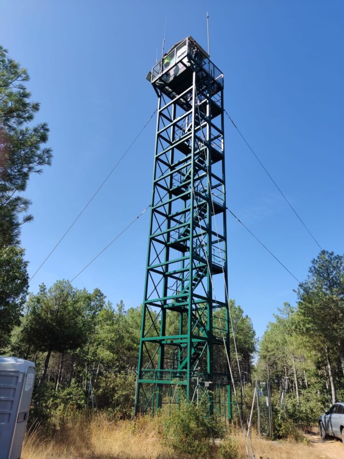 Imagen de la torre de vigilancia de incendios forestales de Loma de Ucieza.