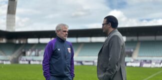 Javier Álvarez de los Mozos en la presentación como nuevo entrenador del Palencia CF, junto al presidente, Sadok Moumni