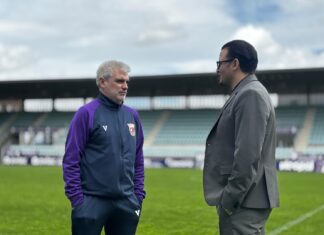 Javier Álvarez de los Mozos en la presentación como nuevo entrenador del Palencia CF, junto al presidente, Sadok Moumni