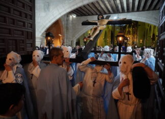 (Galería) El agua escuece en Las Cinco Llagas de Palencia pero no les resta intensidad