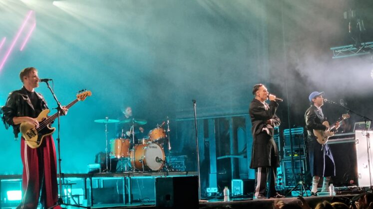 Miss Caffeina y Stereo Grace actuando en el Parque del Sal&oacute;n