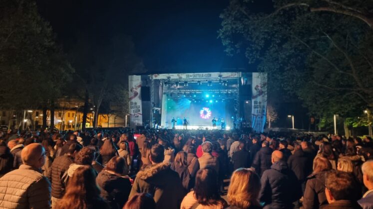 Miss Caffeina y Stereo Grace actuando en el Parque del Sal&oacute;n