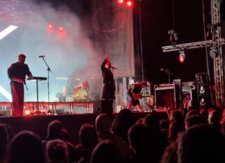 Miss Caffeina y Stereo Grace actuando en el Parque del Salón