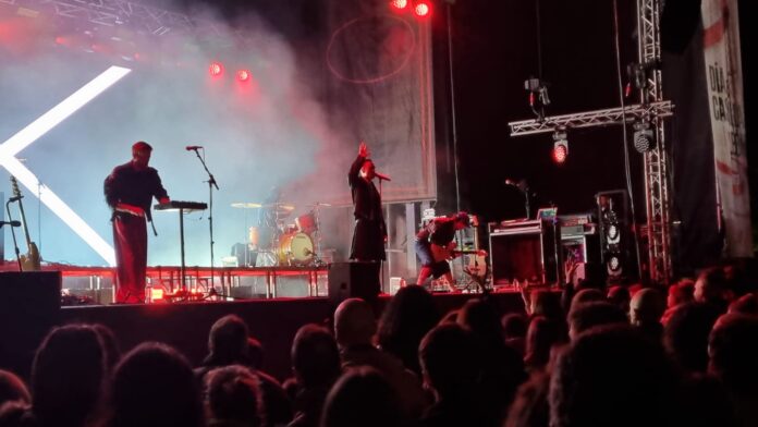 Miss Caffeina y Stereo Grace actuando en el Parque del Salón