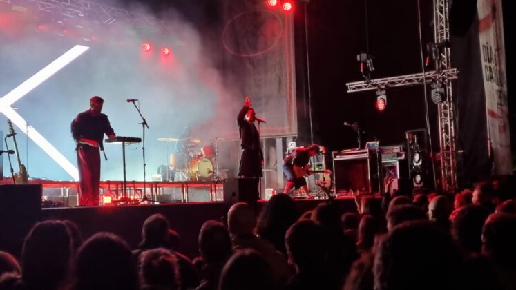 Miss Caffeina y Stereo Grace actuando en el Parque del Sal&oacute;n