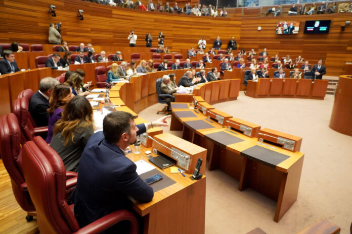 Pleno de las Cortes de Castilla y León que comienza con las preguntas de control a los miembros del Ejecutivo autonómico.