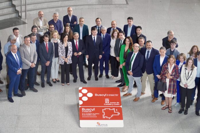 El presidente de la Junta presenta la nueva tarjeta de transporte gratuito en autobús