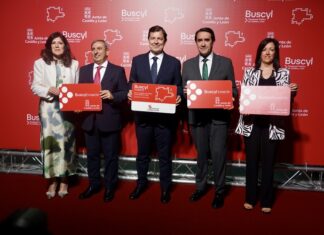 Castilla y León crea la tarjeta Buscyl que permitirá viajar gratis por la Comunidad a los empadronados desde finales de octubre El presidente autonómico, Alfonso Fernández Mañueco, presenta la nueva tarjeta de transporte gratuito en autobús de la Junta.