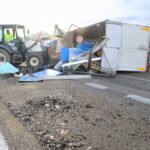 Vuelco de un trailer en la A62 en Torquemada (Palencia)