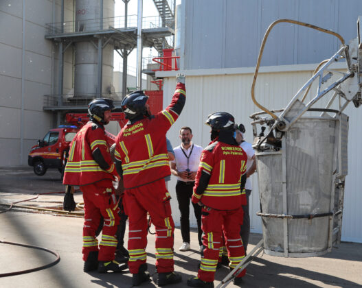 El incendio originado esta tarde en la zona de las cubiertas de la f&aacute;brica de Prosol, ubicada en Venta de Ba&ntilde;os (Palencia), se sofoc&oacute; en cuesti&oacute;n de minutos ./ Br&aacute;gimo (ICAL)