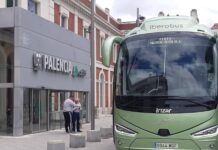 Uno de los autobuses encargados en mayo del trasbordo de viajeros entre Venta de Baños y Palencia. / Óscar Herrero