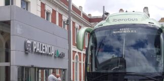 Uno de los autobuses encargados en mayo del trasbordo de viajeros entre Venta de Baños y Palencia. / Óscar Herrero