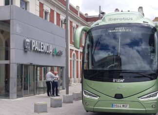 Uno de los autobuses encargados en mayo del trasbordo de viajeros entre Venta de Baños y Palencia. / Óscar Herrero