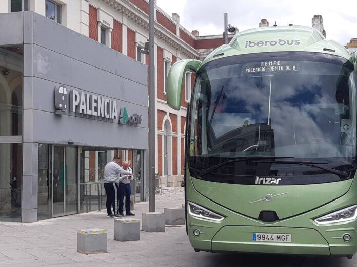 Uno de los autobuses encargados en mayo del trasbordo de viajeros entre Venta de Baños y Palencia. / Óscar Herrero