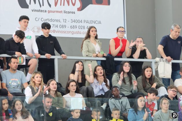 Afici&oacute;n en el Pabell&oacute;n Mariano Haro apoyando al Club Balonmano Palencia Femenino. @fotografiardiaz