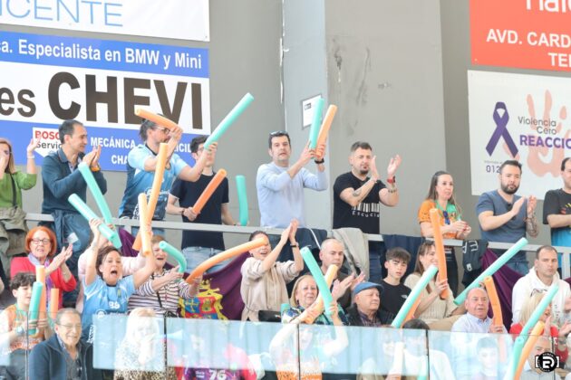 Afici&oacute;n en el Pabell&oacute;n Mariano Haro apoyando al Club Balonmano Palencia Femenino. @fotografiardiaz