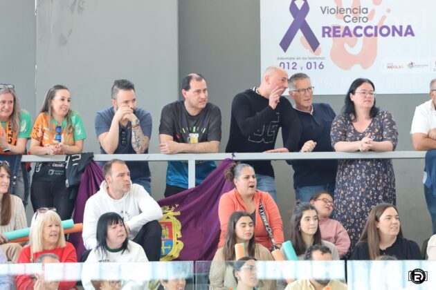 Afici&oacute;n en el Pabell&oacute;n Mariano Haro apoyando al Club Balonmano Palencia Femenino. @fotografiardiaz