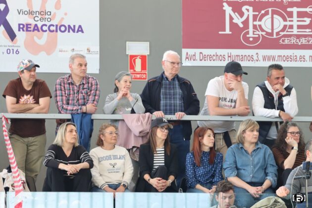 Afici&oacute;n en el Pabell&oacute;n Mariano Haro apoyando al Club Balonmano Palencia Femenino. @fotografiardiaz