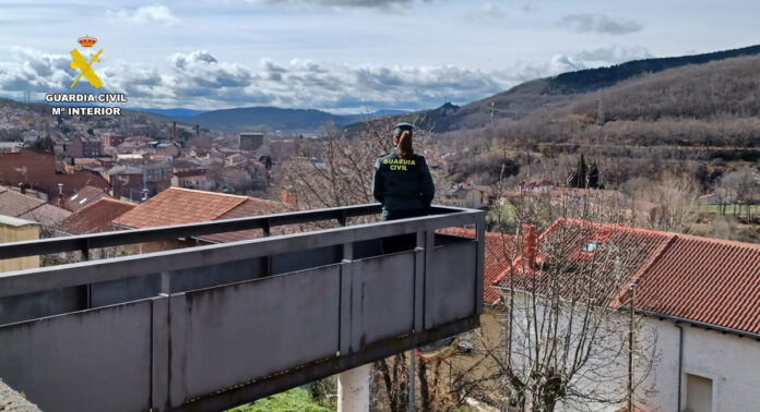 Agente-de-la-Guardia-Civil-en-Barruelo-de-Santullán Agente de la Guardia Civil en Barruelo de Santullán