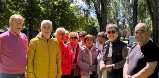 María Jesús Prieto (segunda persona por la derecha), junto a participantes del Aula de Mayores