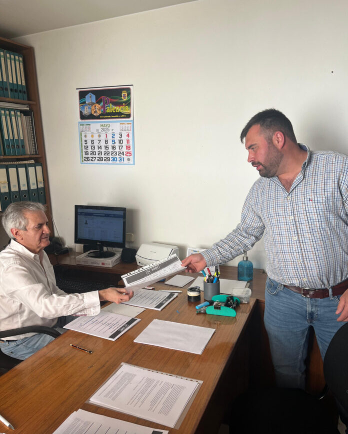 Entrega del respaldo a la candidatura de Alberto Núñez Feijóo por afiliados de Barruelo de Santullán
