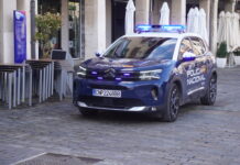 Trasladado al hospital de Palencia un joven de 18 años agredido por arma blanca en la calle Rizarzuela Un vehículo de la Policía Nacional en el centro de Palencia. / Óscar Herrero