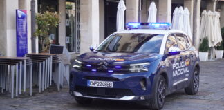 Un vehículo de la Policía Nacional en el centro de Palencia. / Óscar Herrero