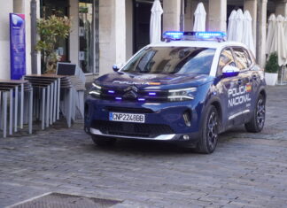 Un vehículo de la Policía Nacional en el centro de Palencia. / Óscar Herrero