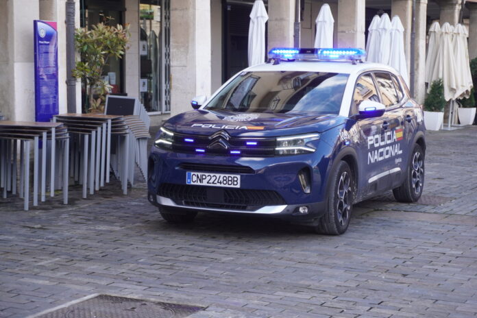 Un vehículo de la Policía Nacional en el centro de Palencia. / Óscar Herrero