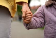 imagen de archivo de familia de acogida